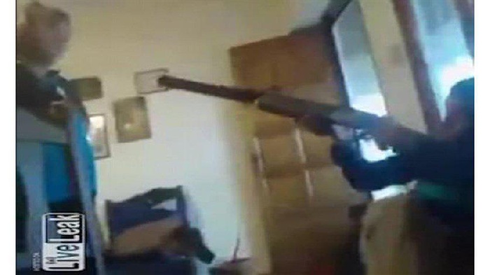 أطفال يلهون بالسلاح وفيسبوك يُوثّق الفاجعة!