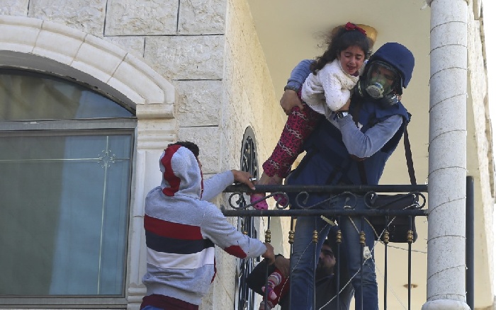 صورصحفييساندشاببإخلاأطفالمنبيتاستهدفتهقواتالاحتلال